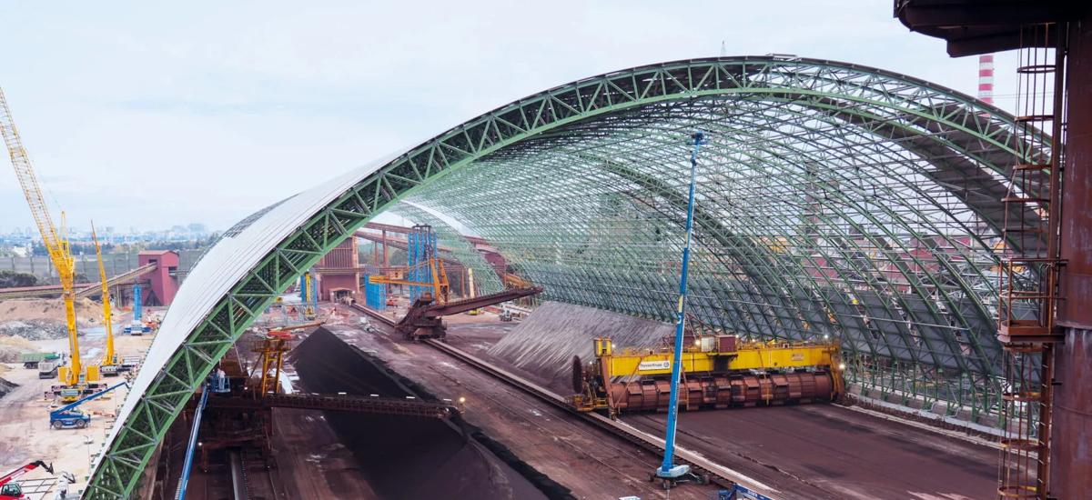 Acciaierie d’Italia is the only steel producer in Europe with fully housed stockyards. These massive constructions are as high as 80 meters.