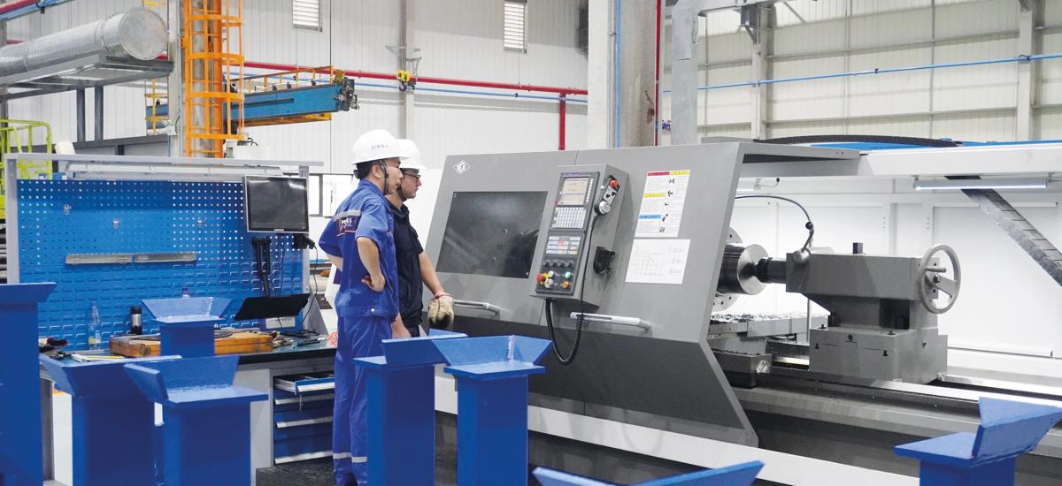 Using a horizontal turning machine, these two workers are specialists in the field of caster-roll maintenance. After this manufacturing step, there will be manual welding.