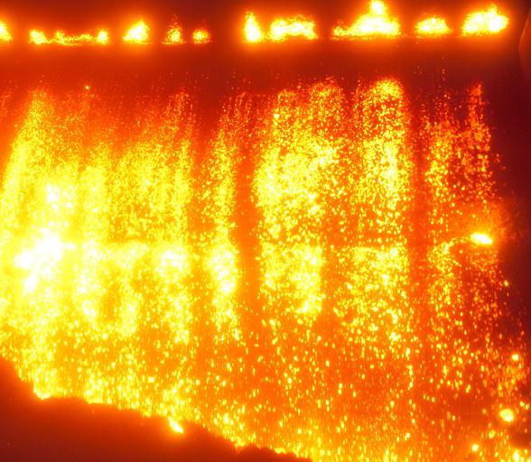 Discharge of sinter from sinter strand