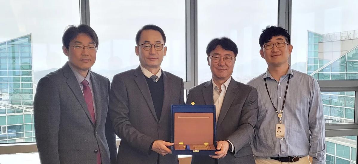 Primetals Technologies receiving the prestigious award at the head office of SeAH Besteel. From left to right: Kyonghoon Han, Head of Project Execution at Primetals Technologies Korea, SukGyu Lee, CEO of Primetals Technologies Korea, Chansik Youn, Head of Finance and Accounting & Procurement division at SeAH Besteel, and Yongseok Lee, Team Leader of Procurement at SeAH Besteel.