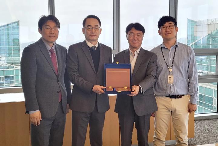 Primetals Technologies receiving the prestigious award at the head office of SeAH Besteel. 