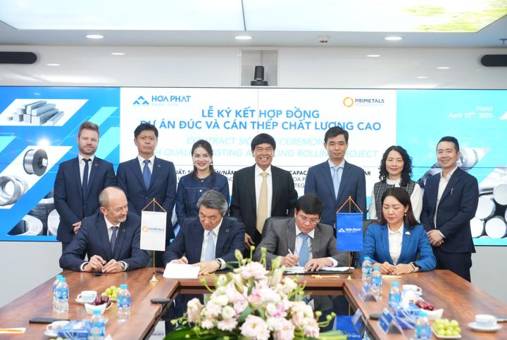 Representatives from Hoa Phat and Primetals Technologies at the occasion of contract signing. 