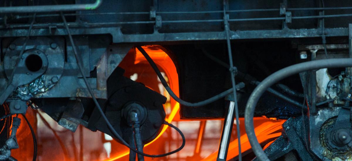 Steckel mill furnace passive deflector roll