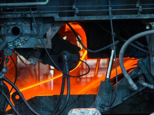 Steckel furnace passive deflector roll