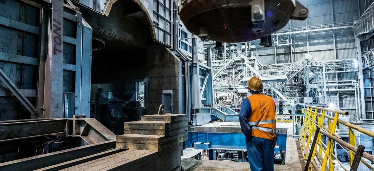 The AOD vessel being lifted into place. All work on the new installation was done with production in the plant ongoing.