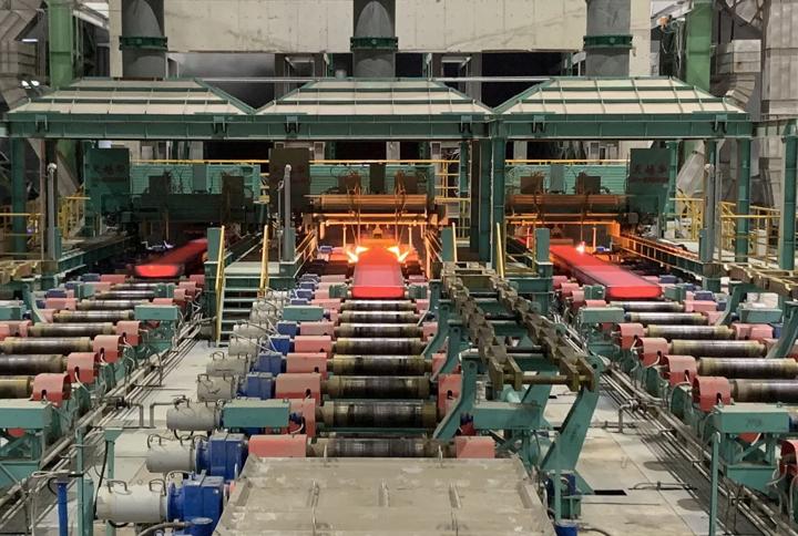 The world’s first 3-strand continuous slab caster, supplied by Primetals Technologies, in operation at Chinese steel producer Tangshan Donghua. 