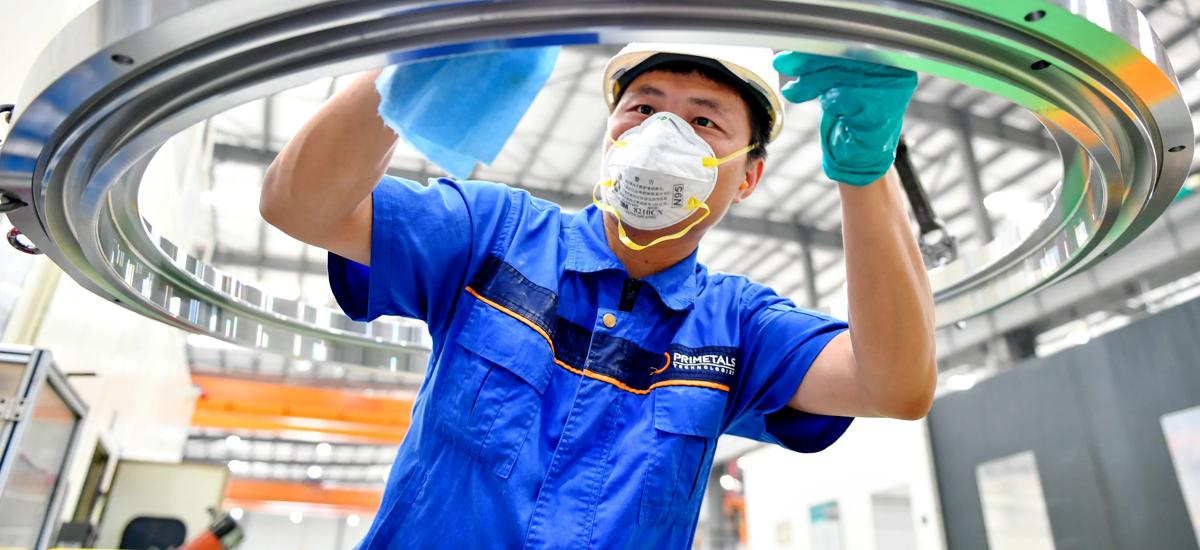 Photo of service technician in a Primetals Technologies workshop