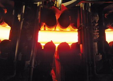 Continuously cast steel strand in straightener segments during dry-casting