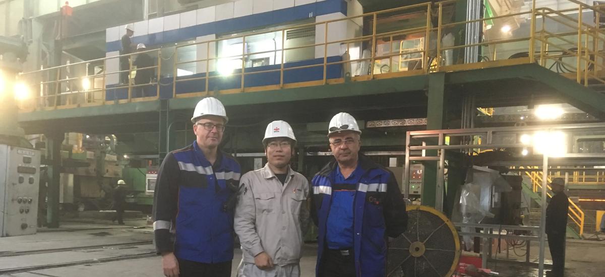 普锐特冶金技术现场经理 Olaf Schwarze、第三炼钢厂厂长张勇和普锐特冶金技术调试 经理 Novica Mitic(自左至右)在中国鞍山鞍钢集团公司第三炼钢厂。