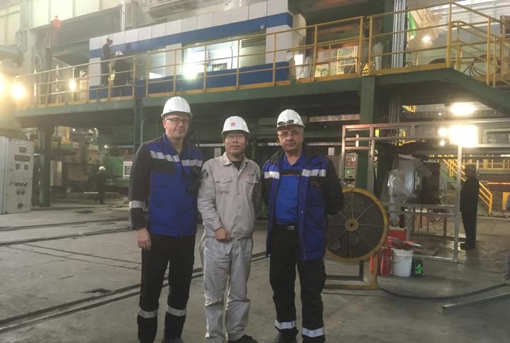 普锐特冶金技术现场经理 Olaf Schwarze、第三炼钢厂厂长张勇和普锐特冶金技术调试 经理 Novica Mitic(自左至右)在中国鞍山鞍钢集团公司第三炼钢厂。