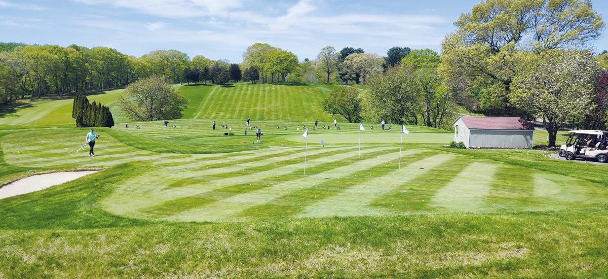Pleasant Valley Golf: Known as New England´s premier home of professional fold, Pleasant Valley Country Club opened in 1961. It hosts national championship tournaments on its LPGA and PGA tours. Part of the club´s territory and the main building´s Grand Ballroom can also be booked for private receptions.