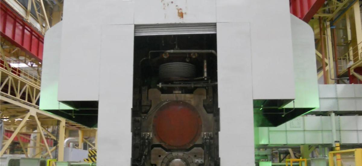 Four-high rolling stand in an aluminium rolling mill