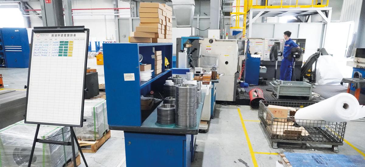 These round parts belong to flingers of finishing mills used in long rolling. Made with a level of precision sufficient for jewelry, the workshop produces 400 per month.