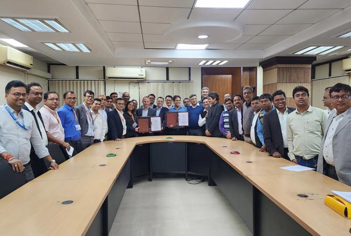 Primetals Technologies will supply a pelletizing plant, three ladle furnaces and two RH-degassers to SAIL IISCO. Pictured here are representatives from both companies during contract signing. 