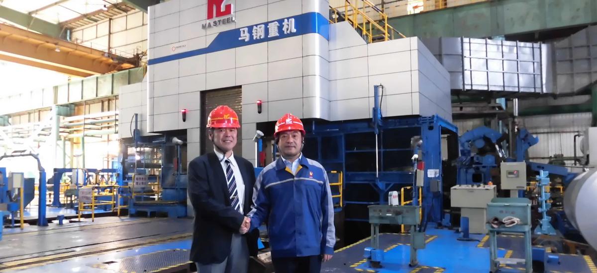 Akira Goto, Director, Primetals Technologies Japan(left) and Ding Yi, Chairman of Maanshan Iron & Steel Co., Ltd., Magang (Group) Holding Co. (right) shaking hands in front of the first RCM upgraded to a Hyper UC-Mill at Masteel´s production site in Maanshan, China.