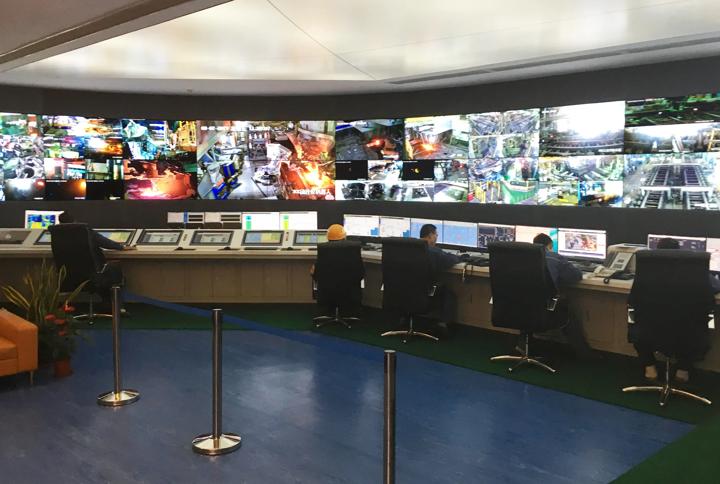 The new Integrated Control Center of the Baosteel CC3 continuous caster at Steelworks No. 1 in Shanghai increases both productivity and safety at work.
