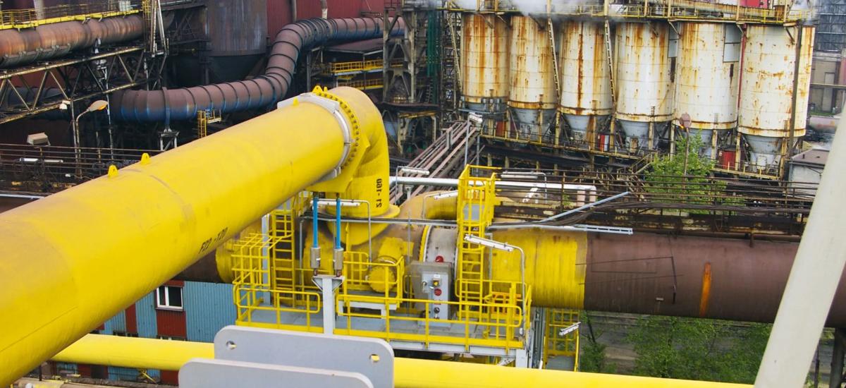 Fig. 3: A T-branch reroutes the blast-furnace off-gas toward the two containers for the top-gas pressure recovery turbines. A quick-bypass function makes sure the stream can be redirected in case of unexpected events.