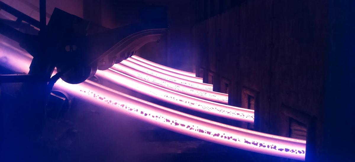 At the minimill of Abinsk Eletric Steel Works in the South Russian region of Krasnodar, Primetals Technologies has modernized the electric arc furnace, the ladle furnace and the 6-strand continuous billet caster. The image shows a 6-strand continuous billet caster from Primetals Technologies.