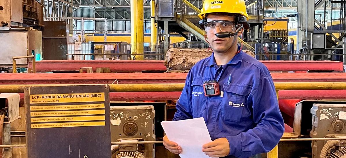 Euder Melo, Caster Maintenance Specialist at Gerdau’s Ouro Branco site, is wearing smart glasses that can be used to receive digital guided support from Primetals Technologies.
