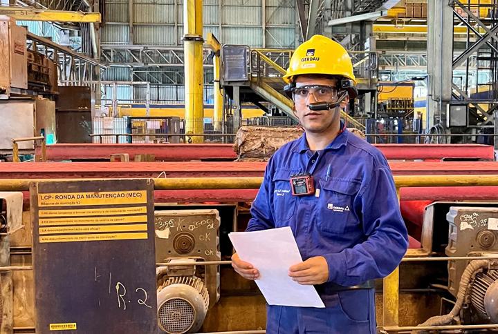 Euder Melo, Caster Maintenance Specialist at Gerdau’s Ouro Branco site, is wearing smart glasses that can be used to receive digital guided support from Primetals Technologies. 