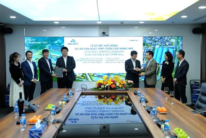 Contract-signing ceremony with Chairman Duong and other members of Hoa Phat Dung Quat Steel JSC.