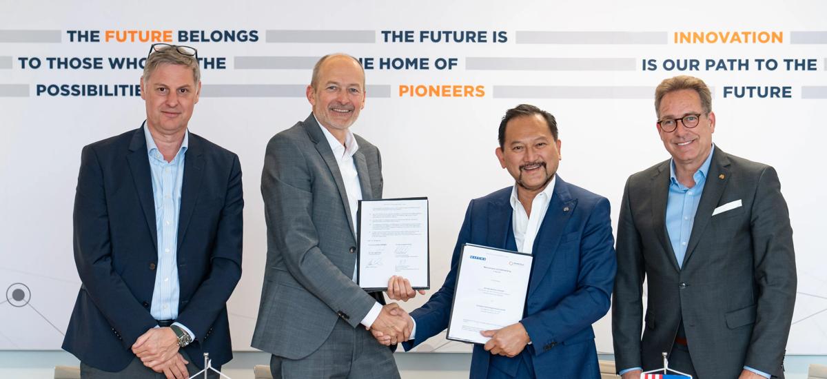 The agreement for the new MIDREX HBI plant was signed by Friedemann Plaul, Senior Vice President Iron- and Steelmaking, Andreas Viehboeck, Executive Vice President and Head of Global Business Unit Upstream, both with Primetals Technologies, and YM Tunku Dato Yacoob Khyra, Executive Group Chairman, and Uwe Ahrens, CTO, both with Khyra-Melewar Group. 