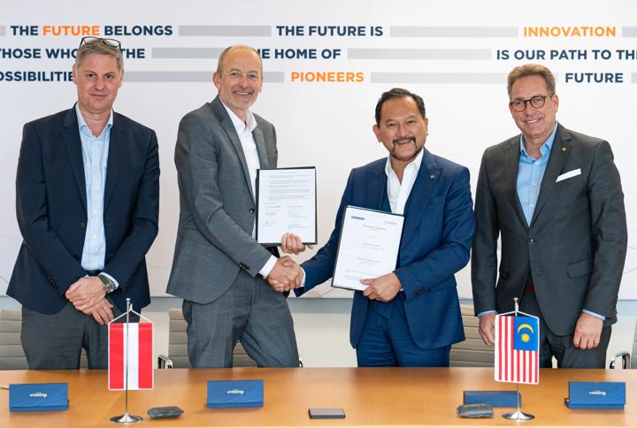 The agreement for the new MIDREX HBI plant was signed by Friedemann Plaul, Senior Vice President Iron- and Steelmaking, Andreas Viehboeck, Executive Vice President and Head of Global Business Unit Upstream, both with Primetals Technologies, and YM Tunku Dato Yacoob Khyra, Executive Group Chairman, and Uwe Ahrens, CTO, both with Khyra-Melewar Group. 