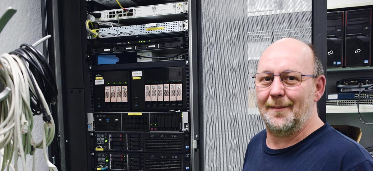 Günther Besenreuther, site manager at the test center in Fürth, shows us some of his server racks. These computers are used to host automation software.