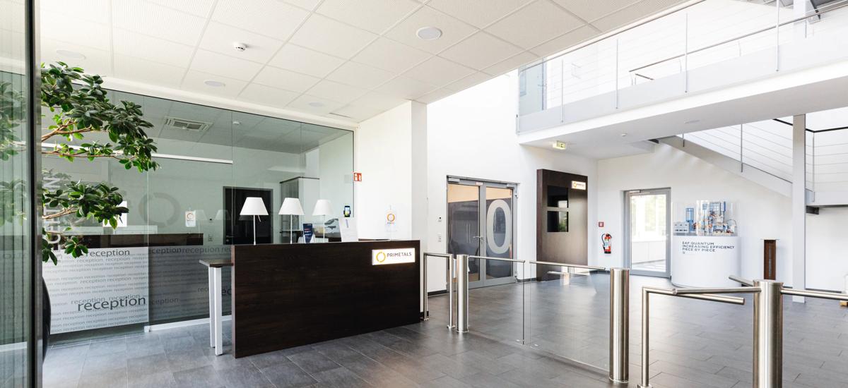 The new building and atrium in Legelshurst welcomes customers, colleagues, and stakeholders from around the world. Walking into the location, one immediately notes the buzz of intensive engineering activities at work in the building and the feeling of a transforming industry. 