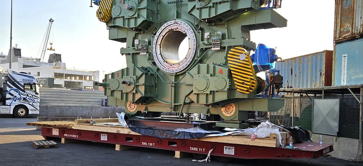 The new tilting drive from Primetals Technologies on its way to South Korea as one 110-ton piece.