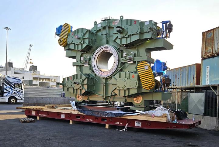 The new tilting drive from Primetals Technologies on its way to South Korea as one 110-ton piece. 