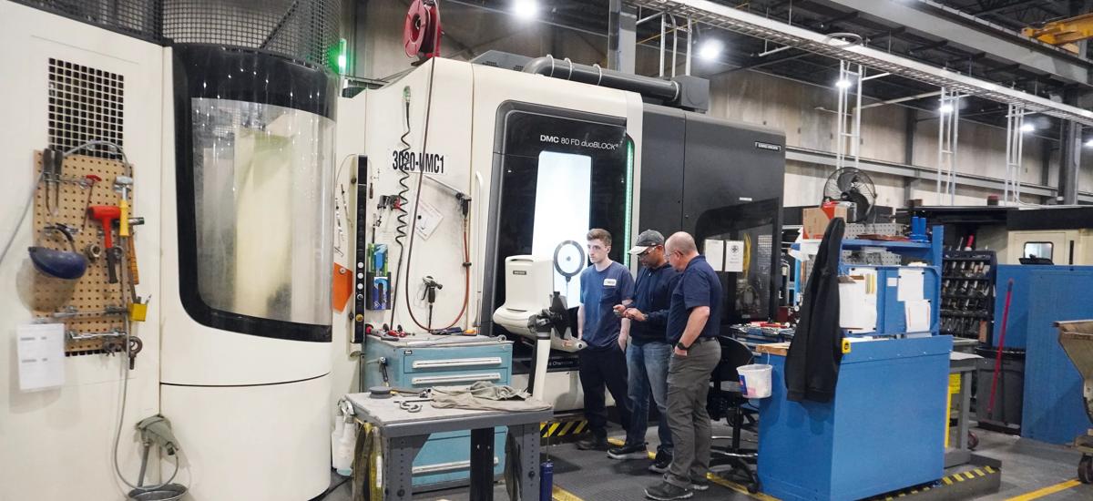 One of the worshop´s 5-axis CNC machines is producing a part for a Morgoil bearing, a product the facility has been manufacturing for decades.