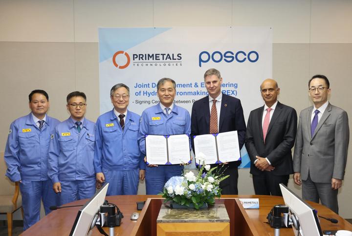 Representatives from POSCO (in blue) and Primetals Technologies.
