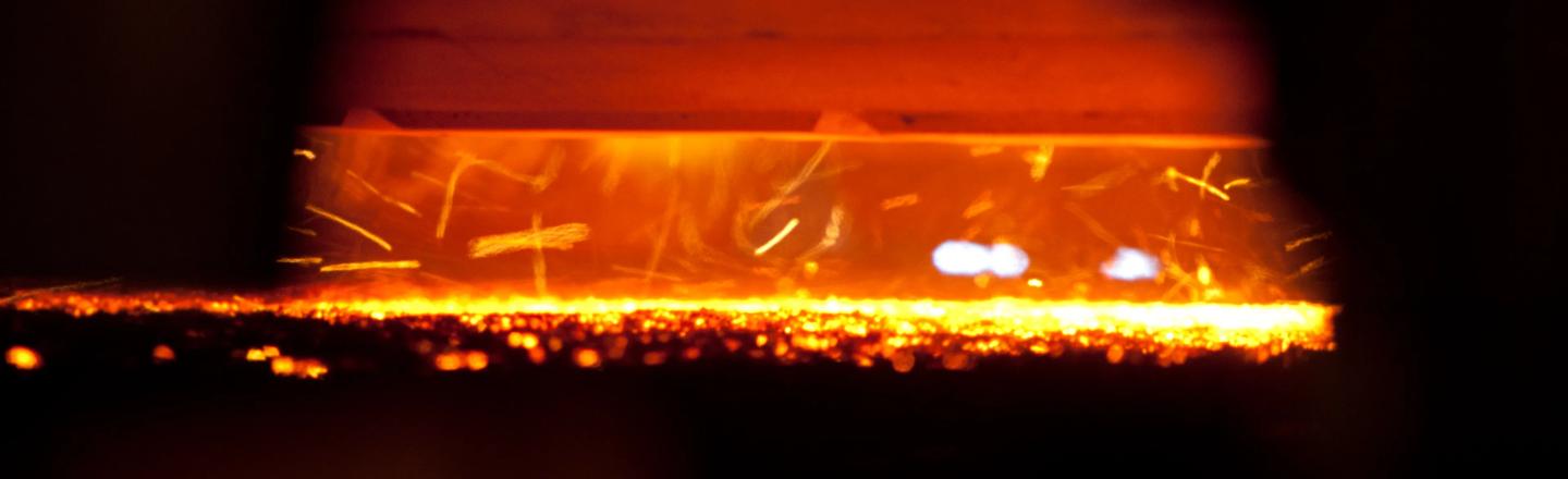 Homogenous and efficient ignition on the sinter strand surface.
