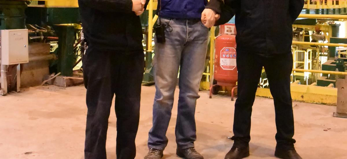 Shaking hands in front of the first coil produced on the fourth Arvedi ESP line at Rizhao Steel: Yu Yao, Plant Manager ESP lines, Rizhao Steel; Harald Monn-Weiss, Site Manager Primetals Technologies; Xie Jibiao, Overall Plant Manager ESP Melt shop, Rizhao Steel (from left to right).