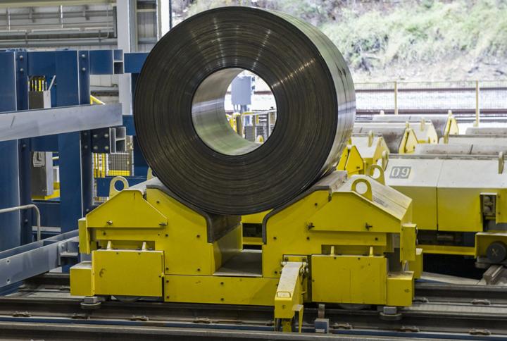 Primetals Technologies' new integrated quality control, production management, and logistics system enables automated quality assessment and the autonomous transfer of coils to the processing stage.