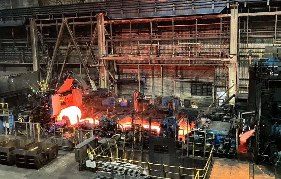 ArcelorMittal produces the first coil at the hot-rolling mill in Eisenhüttenstadt after an automation upgrade from Primetals Technologies. 
