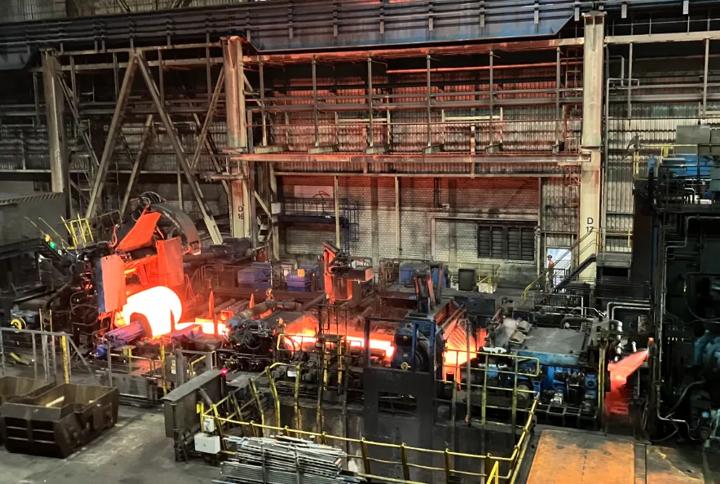 ArcelorMittal produces the first coil at the hot-rolling mill in Eisenhüttenstadt after an automation upgrade from Primetals Technologies. 