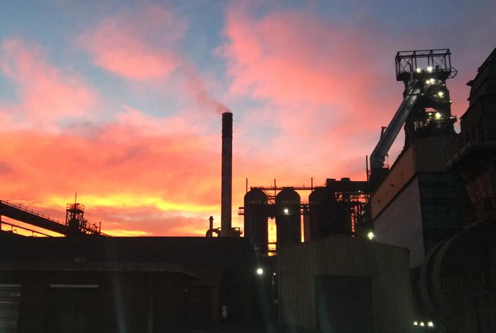 塔塔钢铁 Port Talbot 厂的 5 号高炉(英国南威尔士)。它在由普锐特冶金技术改造后于 1 月晚些时候恢复了 运行。