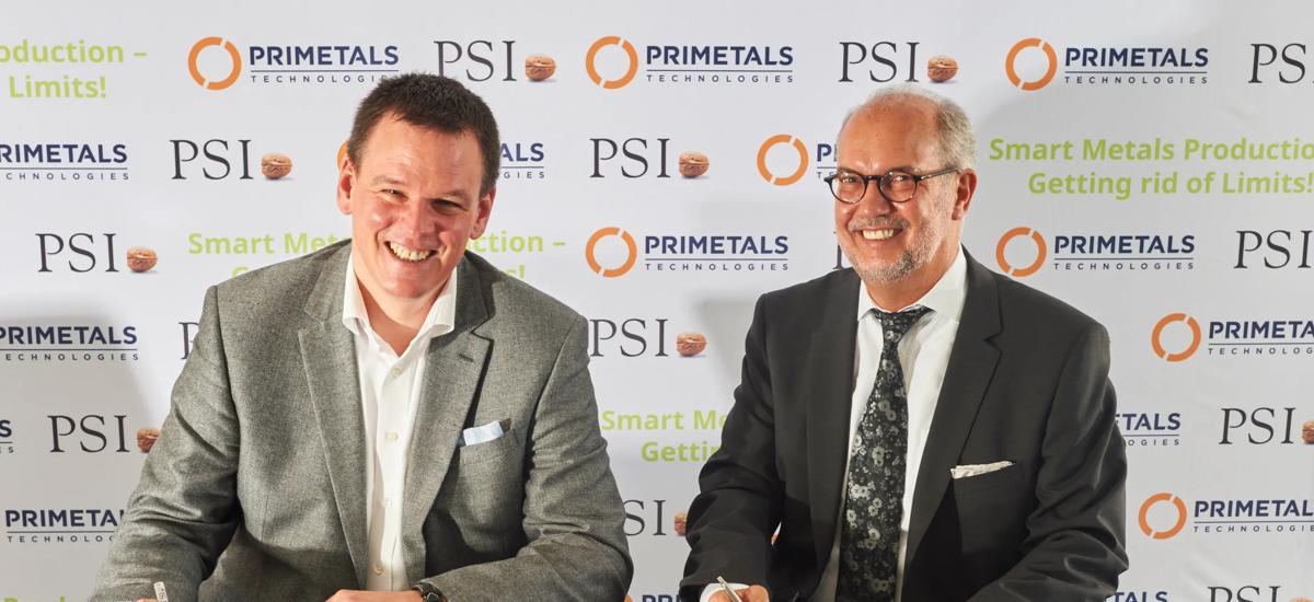 Hans-Jürgen Zeiher, Head Electrics and Automation at Primetals Technologies (l.) and Detlef Schmitz, Managing Director at PSI, sign a cooperation agreement on the sale and implementation of Industry 4.0 solutions (production management) for the steel and aluminum industries.