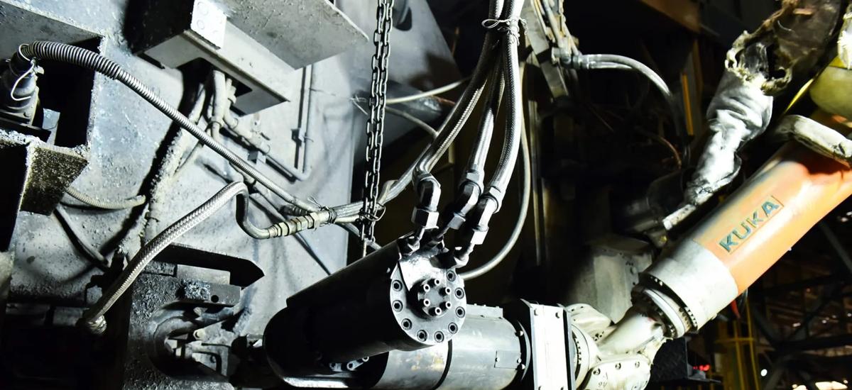 On the charging side of the ladle turret, LiquiRob can now fully automatically insert the slide gate cylinder on a ladle and connect couplings for gases and signals.