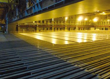 Six 4,000 mm aluminum plates leaving the cooling bed, with no cold leveling required 