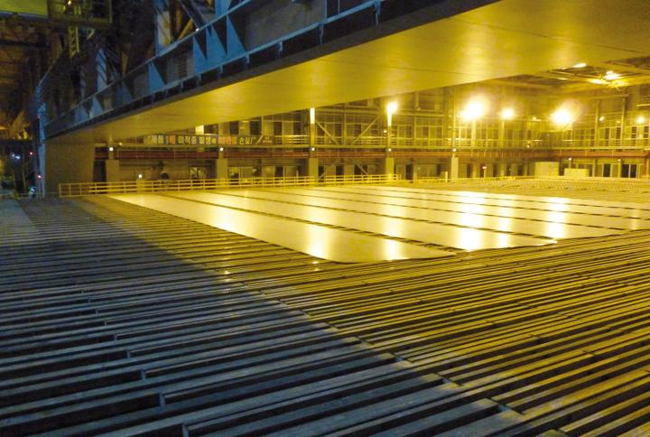 Six 4,000 mm aluminum plates leaving the cooling bed, with no cold leveling required 