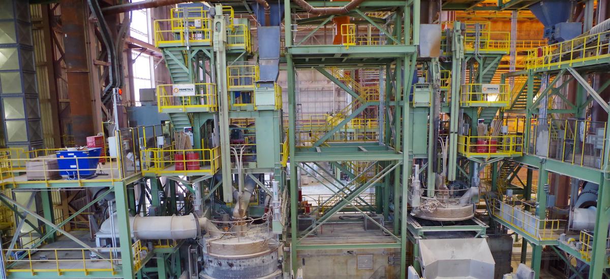 プライメタルズ テクノロジーズ（Primetals Technologies）は、オウトクンプステンレスUSA（Outokumpu Stainless USA）向けに180トンツインステーション式取鍋精錬炉を供給する契約を受注しました。本設備は米国アラバマ州カルバートにあるオウトクンプの工場に設置され、2012年に導入された既設取鍋処理ステーションの更新設備として導入されます。本更新により、工場のCO₂排出量削減、温度制御性能の向上、および操業柔軟性の強化を実現します。 操業柔軟性の向上 カルバート工場では、最大100％のステンレススクラップを電気アーク炉（EAF）で溶解し、その後AOD（アルゴン酸素脱炭）炉で処理しています。2基ある取鍋処理ステーションのうち1基をツインステーション式取鍋精錬炉へ更新することで、AOD炉後の電気加熱能力が追加され、AODプロセスの操業柔軟性が向上します。本設備は既設レイアウトおよび基礎を活用して設置されるため、円滑な設備統合が可能となります。 供給範囲には、スイングガントリーシステムと一体化した水冷式レードルカバー、高電流システムを備えたプライメタルズ テクノロジーズの特許取得済み電極導体アーム、自動アルゴンランシング設備、油圧システム、Melt Expert電極制御システム、受変電ソリューション、およびレベル1オートメーションなどの主要設備が含まれます。 生産性向上 プライメタルズ テクノロジーズのMelt Expertは、溶解プロセスを動的に制御し、溶解プロセスの安定性を向上させます。本システムは、生産量や効率の低下を抑制することで炉の生産性を高めます。また、エネルギー消費量を削減し、溶解工程に伴う高いエネルギーコストの低減にも貢献します。 オウトクンプステンレスUSAとプライメタルズ テクノロジーズは、最先端のステンレス製鋼工場の設計・供給を含め、長年にわたり協力関係を築いてきました。160トン電気アーク炉（EAF）、180トンAOD炉、180トン取鍋処理ステーション2基、ならびにシングルストランドスラブ連続鋳造機で構成される設備は、当時順調に試運転を開始し、2013年に引き渡ししています。 オウトクンプ オウトクンプは、持続可能なステンレス鋼の世界的リーダーとして、グリーン転換を推進しています。循環型経済に基づき、95％のリサイクル材料から製造される製品は、100％リサイクル可能です。同社のステンレス鋼は、インフラ、モビリティ、家庭用電化製品など、社会全体で幅広い用途で活用されています。米国では、アラバマ州カルバートに米国内で最も先進的なステンレス鋼製造工場を有しており、幅広い製品群と業界トップクラスの技術サポートおよびサービスにより、米国で2番目に大きな持続可能なステンレス鋼メーカーとしての地位を築いています。 公式サイト: www.outokumpu.com